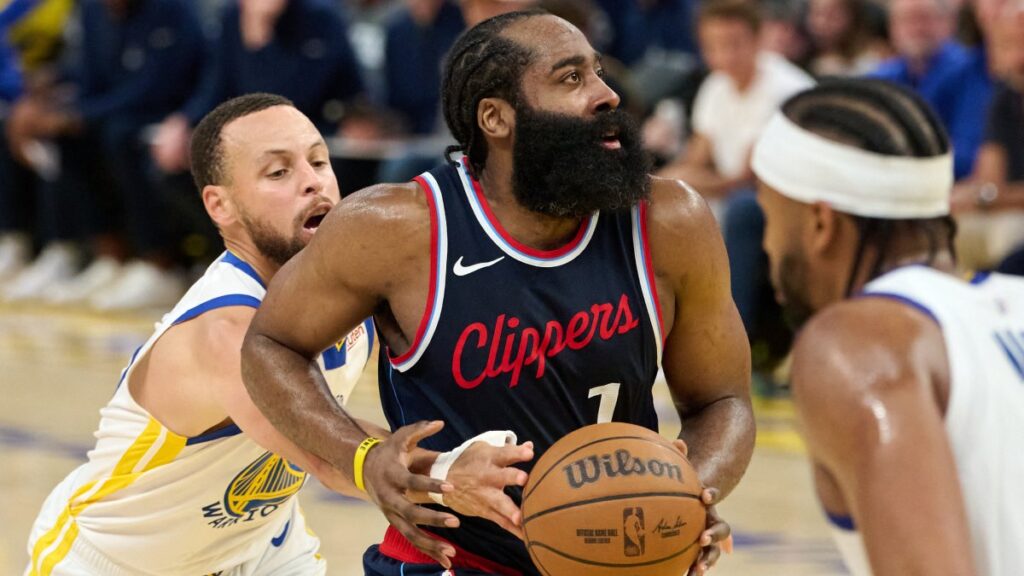 James Harden y Kawhi Leonard comanan a los Clippers en tiempo extra ante los Warriors para asegurar el quinto lugar en los playoffs de la NBA