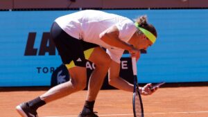 Alexander Zverev recibe advertencia por tomar una foto de un error del ojo de halcón