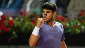 Carlos Alcaraz se impone a Djere y avanza a octavos en Roma por primera vez