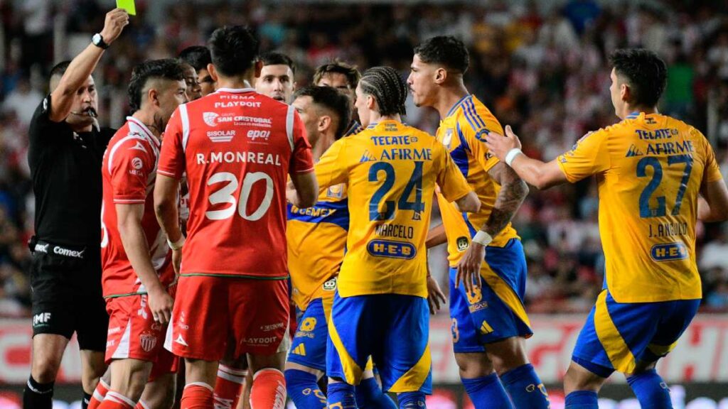 ¡Polémica en el Necaxa vs Tigres! Mano de Ozziel Herrera no es revisada por el VAR