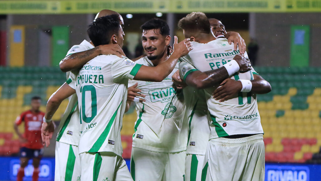 Jugadores de Atlético Bucaramanga celebran un gol. - Vizzor Image.