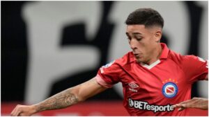 ¡Golazo de chilena de Santiago Montiel desde fuera del área que se convierte en candidato al Puskas!