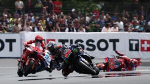 ¡Berrinche y sanción ejemplar! Piloto de Moto GP pelea con los oficiales de pista tras caer