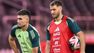 Johan Vásquez lanza advertencia a Santi Gimenez: “Espero que se acuerde de cómo le marco”