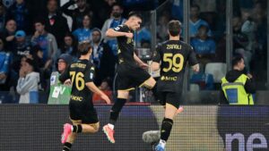Johan Vásquez y el Genoa silencian al Napoli, que arriesga su liderato con un empate