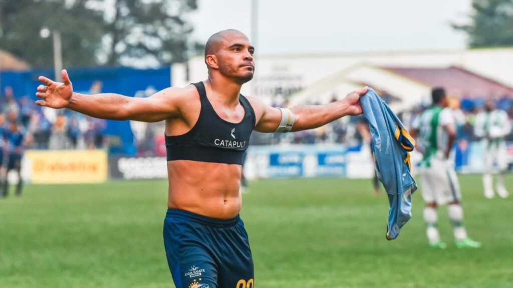 Janderson celebra el gol de la victoria. (Prensa Cobán)