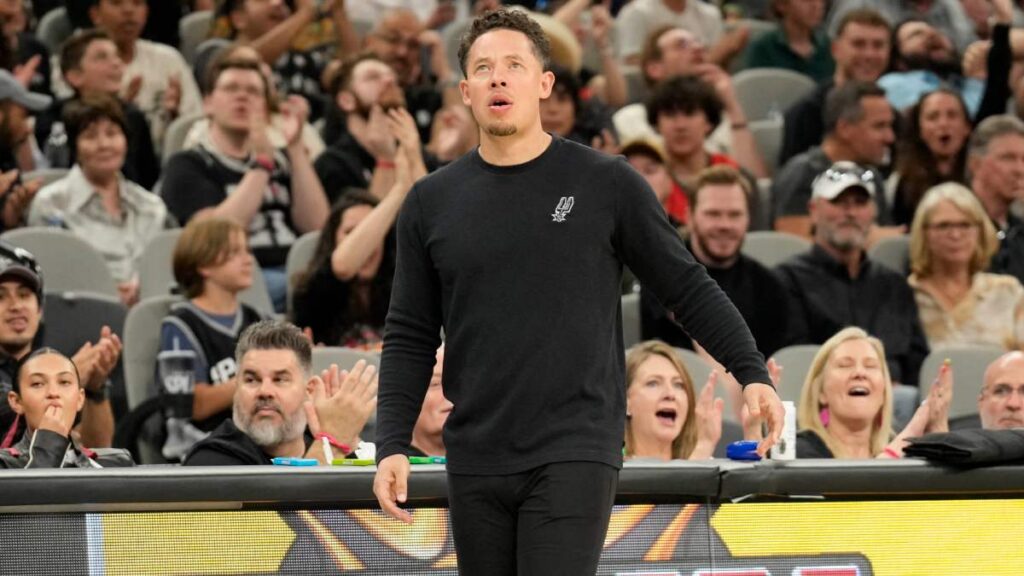 Mitch Johnson, nuevo coach de los Spurs tras el retiro de Popovich