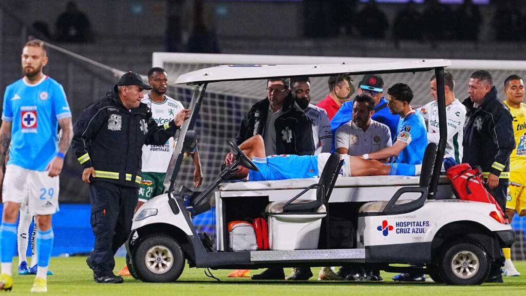 Montaño abandona el partido