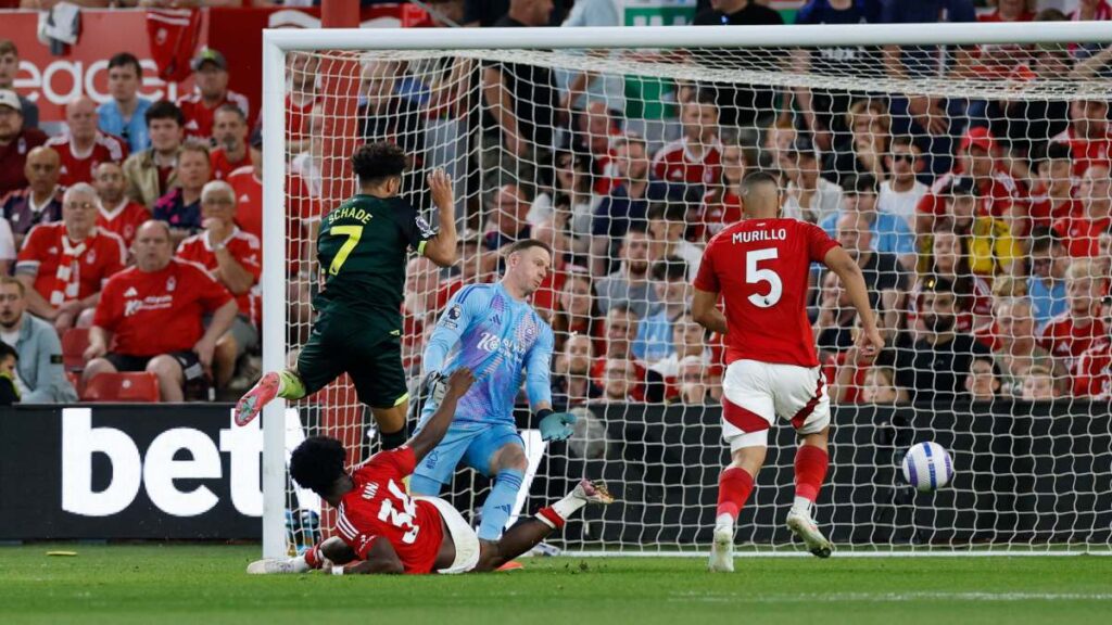 ¡Tres boletos para cinco equipos! Nottingham Forest pierde y mantiene abierta la lucha por la Champions League