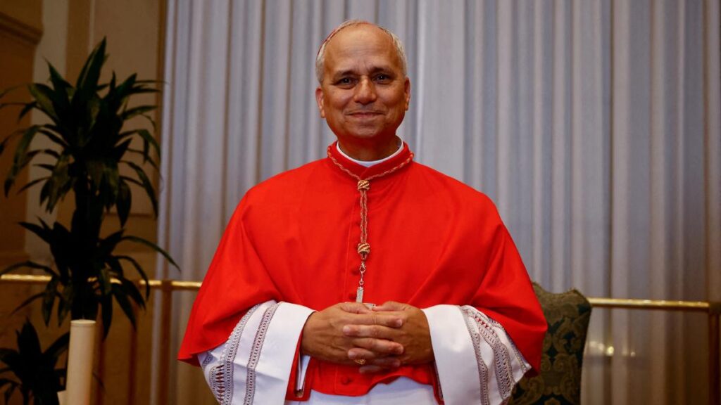 Los cardenales reunidos en El Vaticano han electo al nuevo papa tras la muerte de Francisco I y lo dieron a conocer con la fumata blanca
