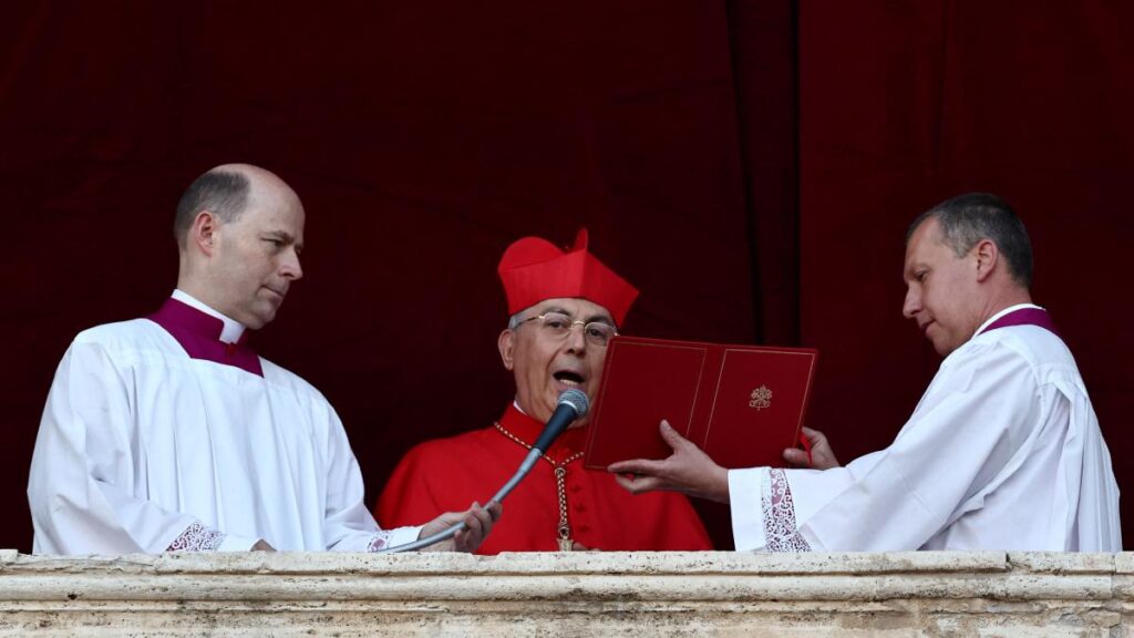 Los cardenales reunidos en El Vaticano han electo al nuevo papa tras la muerte de Francisco I y lo dieron a conocer con la fumata blanca