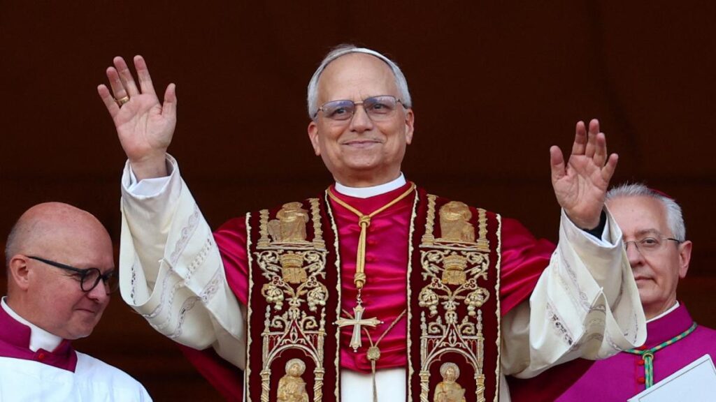 Los cardenales reunidos en El Vaticano han electo al nuevo papa tras la muerte de Francisco I y lo dieron a conocer con la fumata blanca
