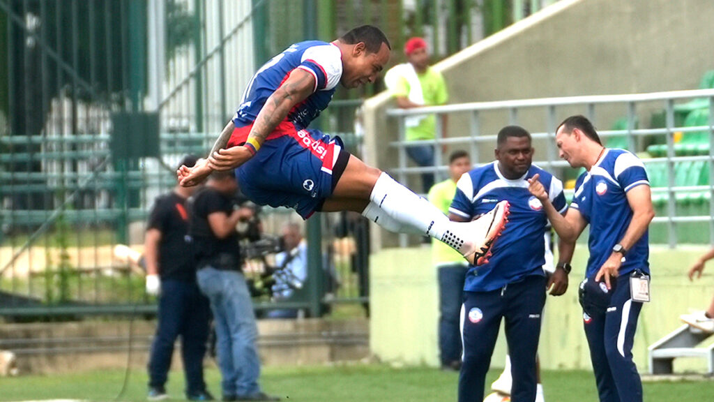 Felipe Pardo celebra un gol. - Vizzor Image.