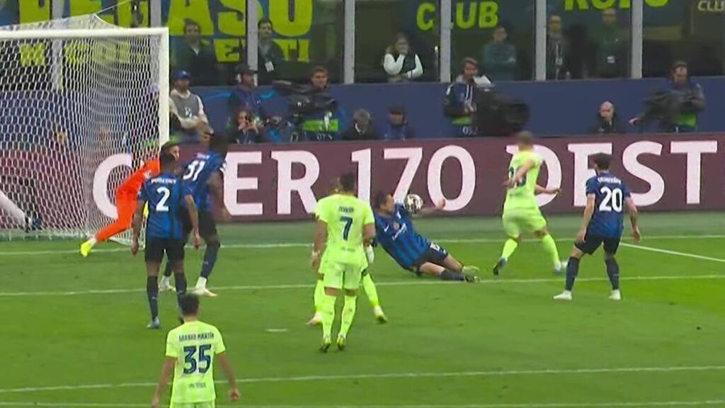 Posible penal de Francesco Acerbi. | Foto: Pantallazo 