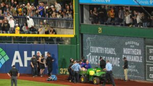 Aficionado que cayó desde las gradas en el juego de los Pirates comienza su recuperación y da sus primeros pasos