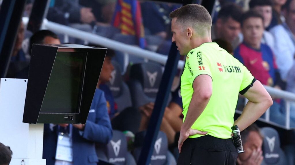 El Clásico dejó dos polémicas por mano al final del partido