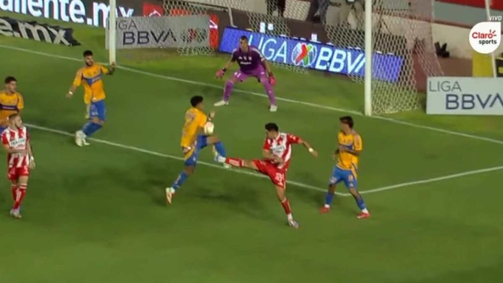 ¡Polémica en el Necaxa vs Tigres! Mano de Ozziel Herrera no es revisada por el VAR