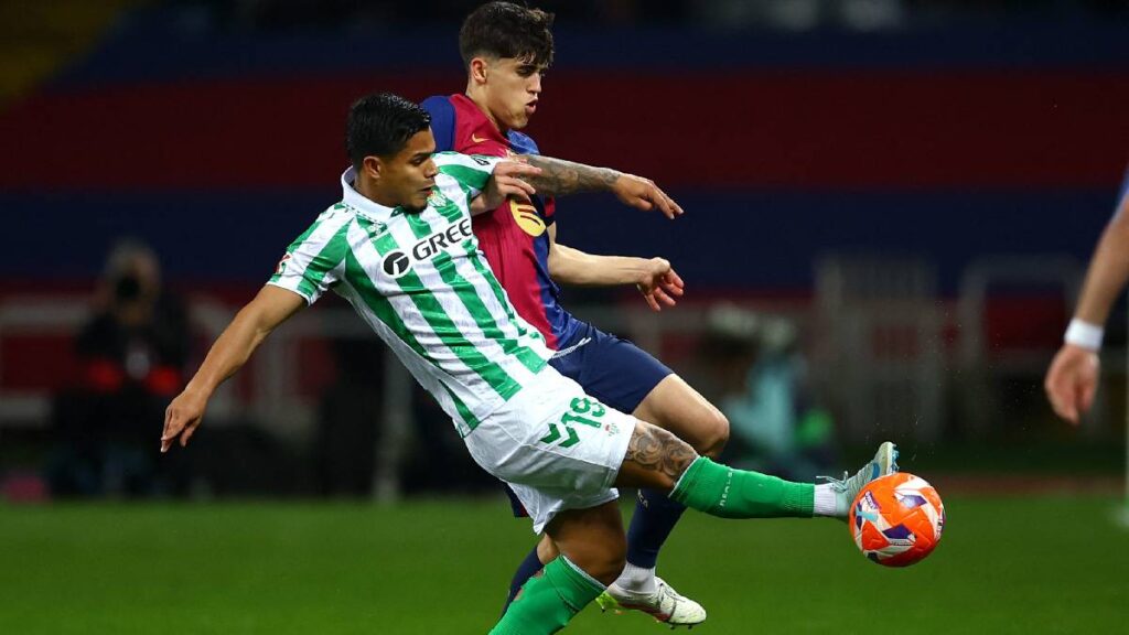 Juan Camilo 'Cucho' Hernández con el Betis / Reuters