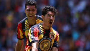¡Resisten con nueve jugadores! Leones Negros avanza a la final tras remontar ante Morelia
