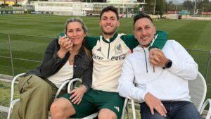 Santi Gimenez protagoniza el homenaje más emotivo del Milan en el Día de la Madre